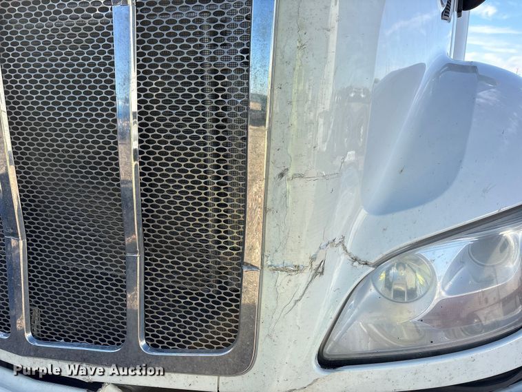 image for item YA1916 2019 Peterbilt 579 semi truck