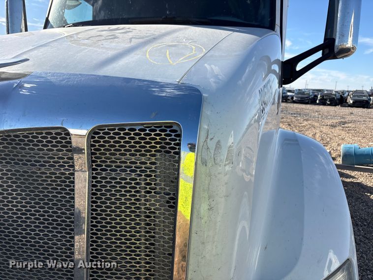 image for item YA1916 2019 Peterbilt 579 semi truck