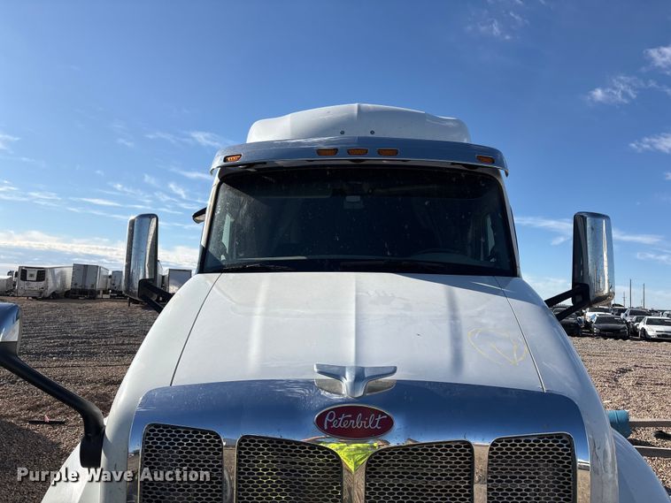 image for item YA1916 2019 Peterbilt 579 semi truck