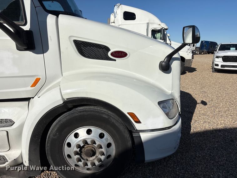 image for item YA1916 2019 Peterbilt 579 semi truck