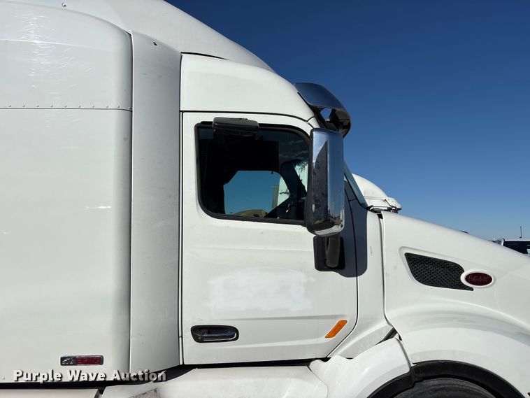 image for item YA1916 2019 Peterbilt 579 semi truck