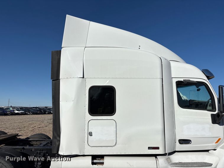 image for item YA1916 2019 Peterbilt 579 semi truck
