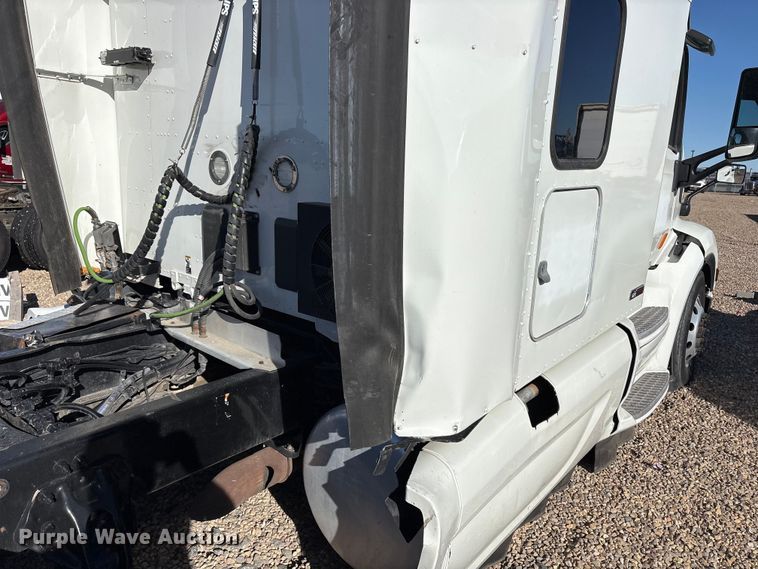 image for item YA1916 2019 Peterbilt 579 semi truck