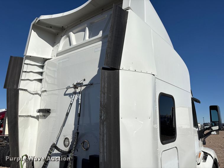 image for item YA1916 2019 Peterbilt 579 semi truck