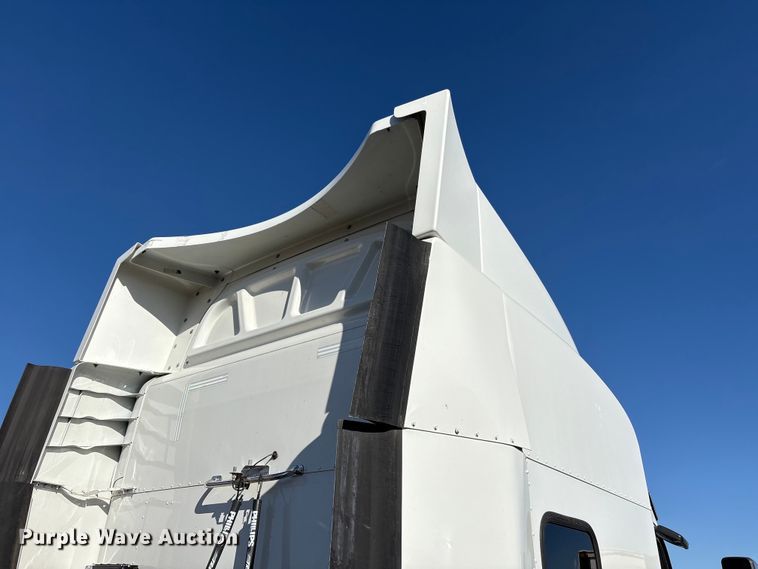 image for item YA1916 2019 Peterbilt 579 semi truck