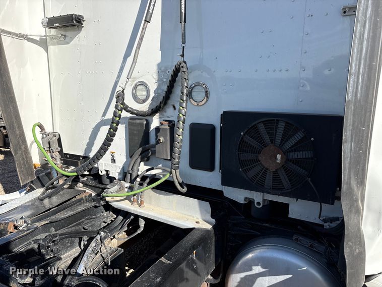 image for item YA1916 2019 Peterbilt 579 semi truck