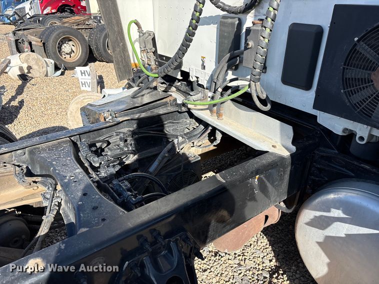 image for item YA1916 2019 Peterbilt 579 semi truck