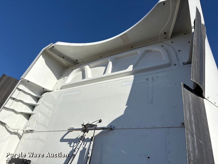 image for item YA1916 2019 Peterbilt 579 semi truck