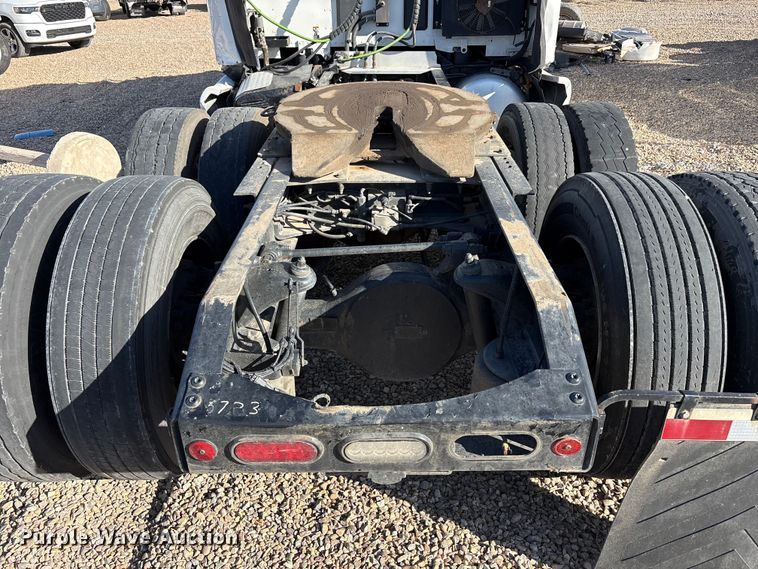 image for item YA1916 2019 Peterbilt 579 semi truck