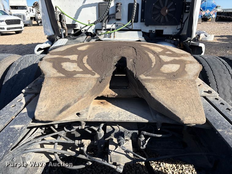 image for item YA1916 2019 Peterbilt 579 semi truck