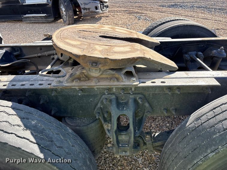 image for item YA1916 2019 Peterbilt 579 semi truck