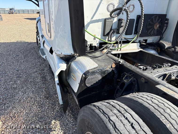 image for item YA1916 2019 Peterbilt 579 semi truck