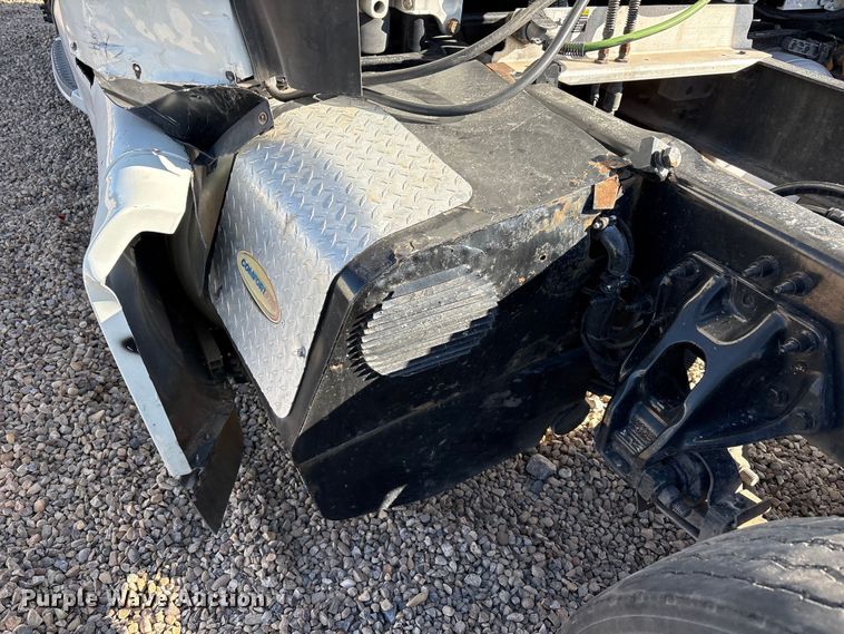 image for item YA1916 2019 Peterbilt 579 semi truck