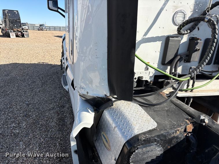 image for item YA1916 2019 Peterbilt 579 semi truck