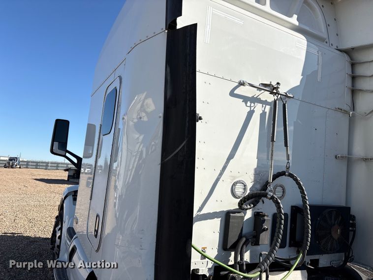 image for item YA1916 2019 Peterbilt 579 semi truck