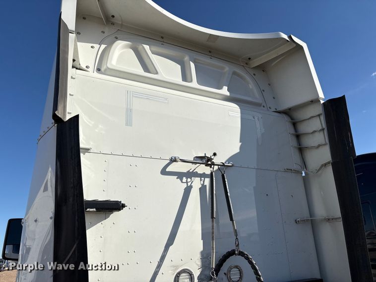 image for item YA1916 2019 Peterbilt 579 semi truck