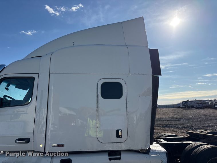 image for item YA1916 2019 Peterbilt 579 semi truck