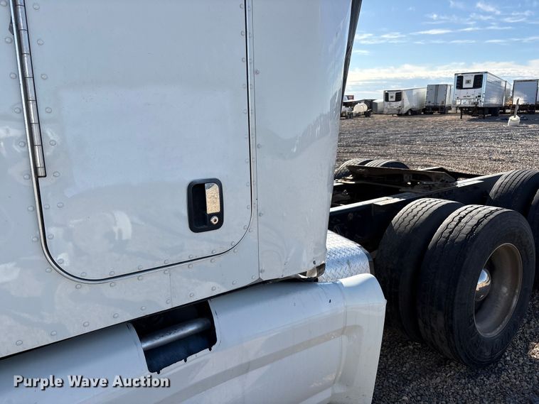 image for item YA1916 2019 Peterbilt 579 semi truck