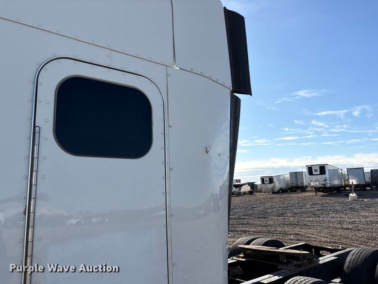 image for item YA1916 2019 Peterbilt 579 semi truck