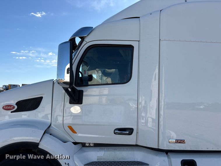 image for item YA1916 2019 Peterbilt 579 semi truck
