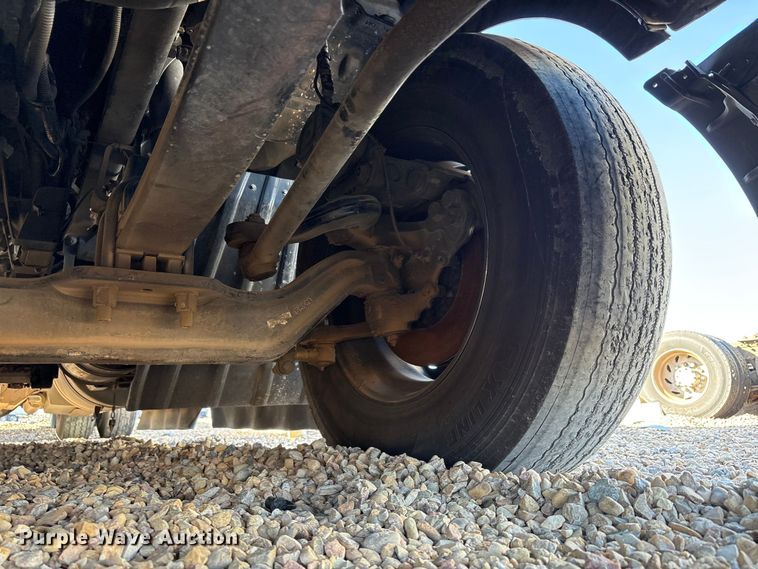 image for item YA1916 2019 Peterbilt 579 semi truck