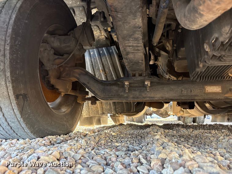 image for item YA1916 2019 Peterbilt 579 semi truck