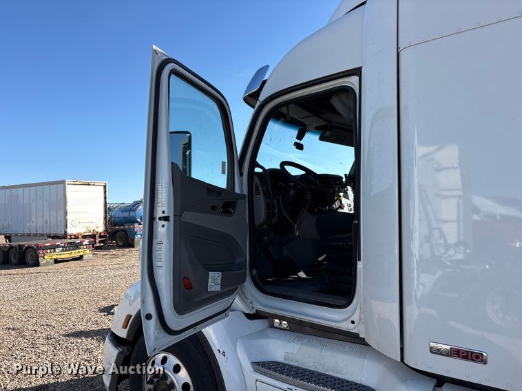 image for item YA1916 2019 Peterbilt 579 semi truck