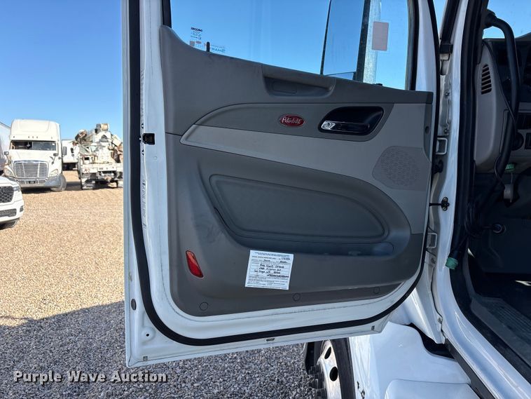 image for item YA1916 2019 Peterbilt 579 semi truck