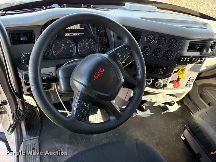 image for item YA1916 2019 Peterbilt 579 semi truck