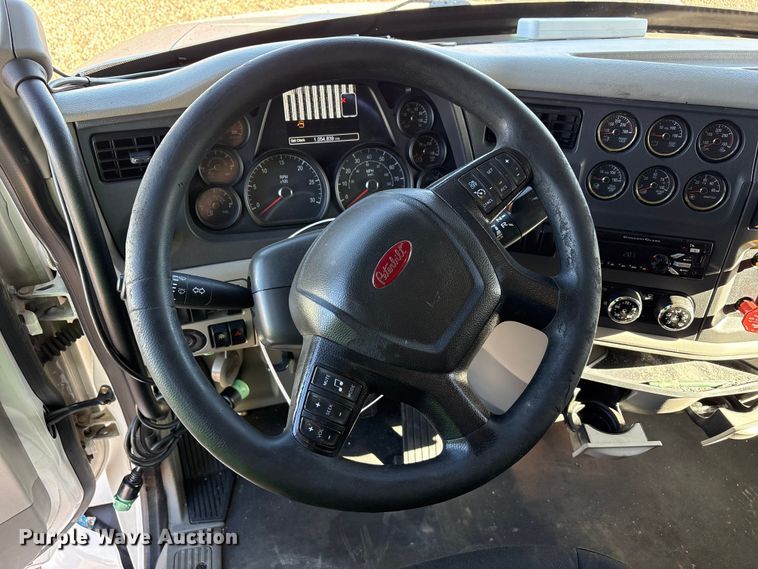 image for item YA1916 2019 Peterbilt 579 semi truck