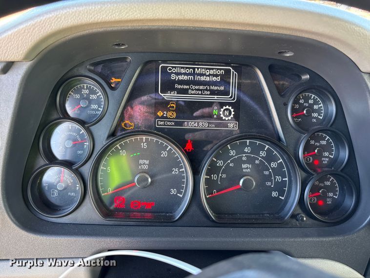 image for item YA1916 2019 Peterbilt 579 semi truck