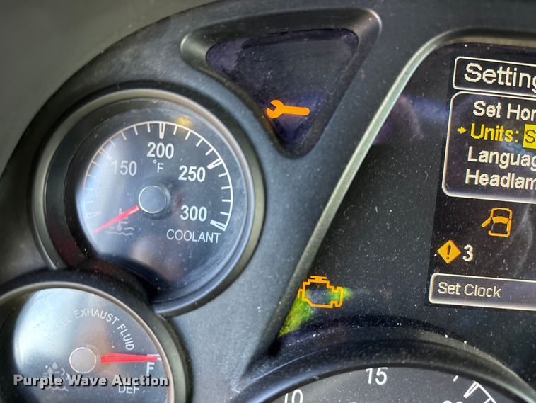 image for item YA1916 2019 Peterbilt 579 semi truck