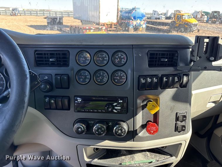 image for item YA1916 2019 Peterbilt 579 semi truck