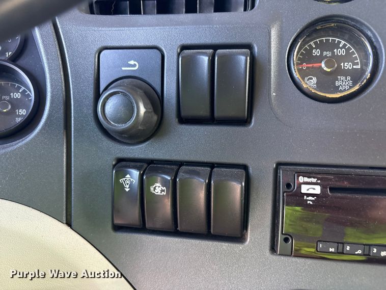 image for item YA1916 2019 Peterbilt 579 semi truck