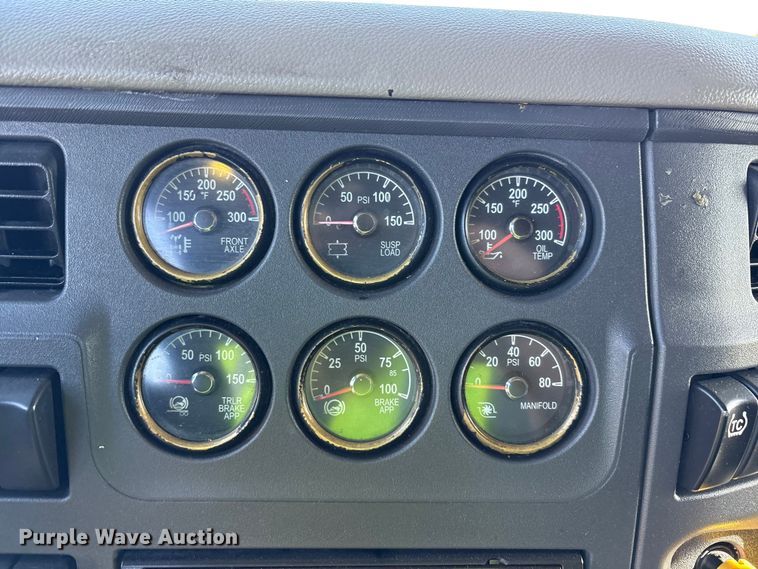 image for item YA1916 2019 Peterbilt 579 semi truck