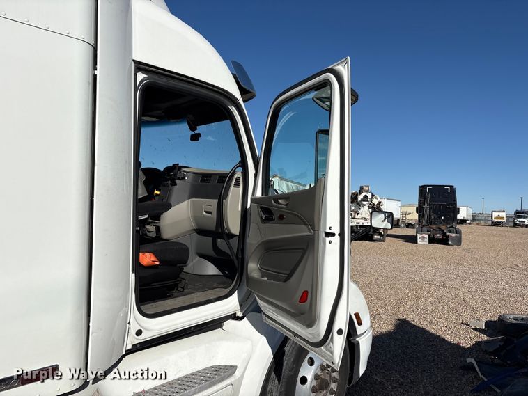 image for item YA1916 2019 Peterbilt 579 semi truck