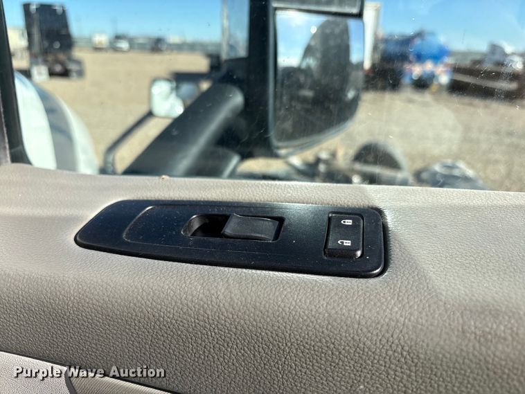 image for item YA1916 2019 Peterbilt 579 semi truck