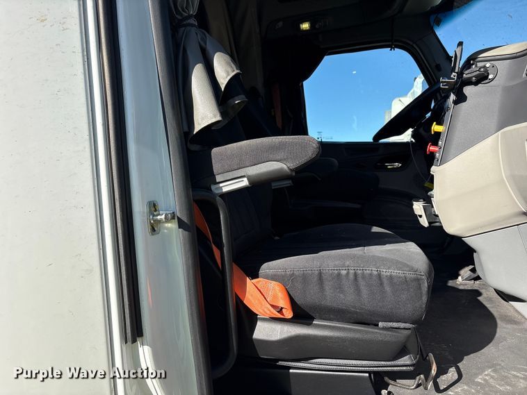 image for item YA1916 2019 Peterbilt 579 semi truck