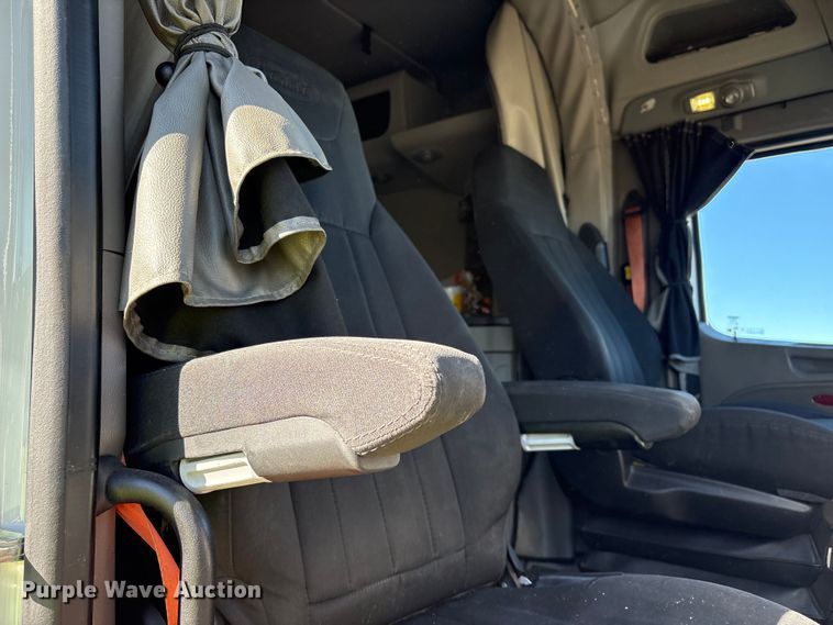 image for item YA1916 2019 Peterbilt 579 semi truck