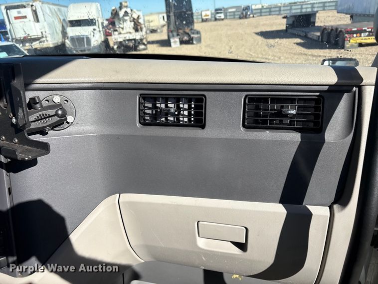 image for item YA1916 2019 Peterbilt 579 semi truck
