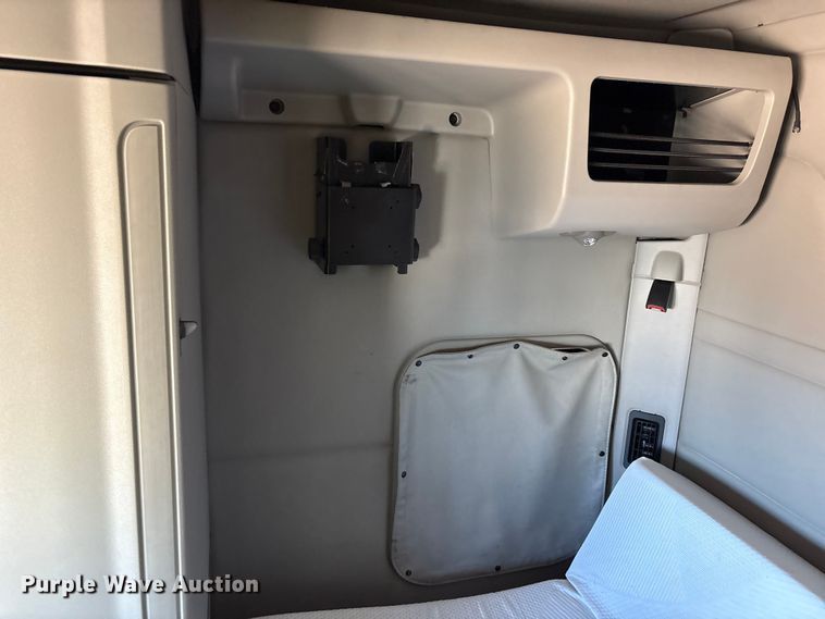 image for item YA1916 2019 Peterbilt 579 semi truck