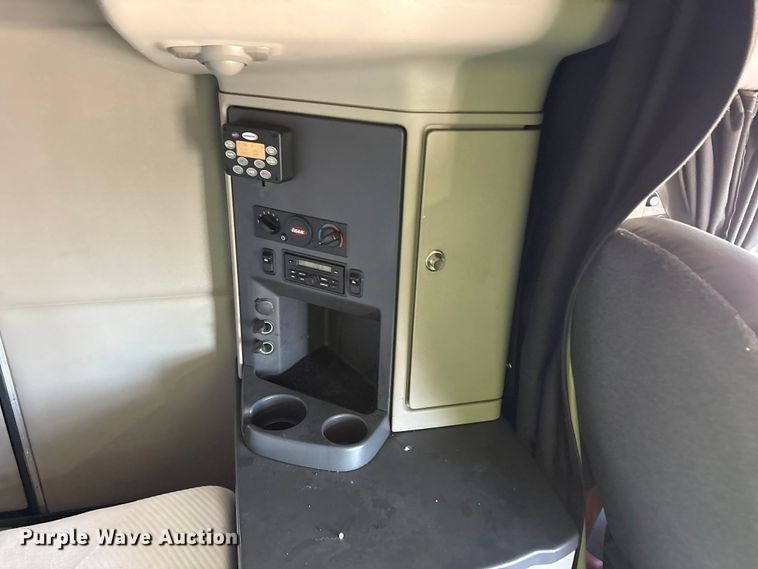 image for item YA1916 2019 Peterbilt 579 semi truck