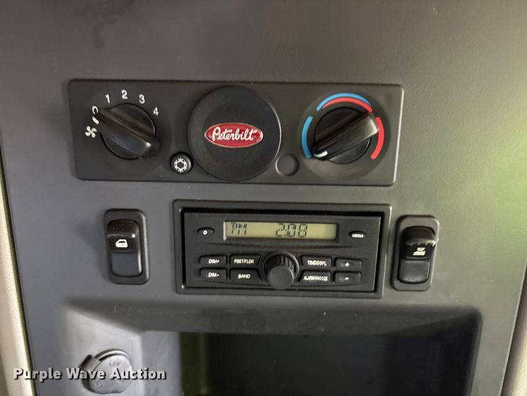 image for item YA1916 2019 Peterbilt 579 semi truck