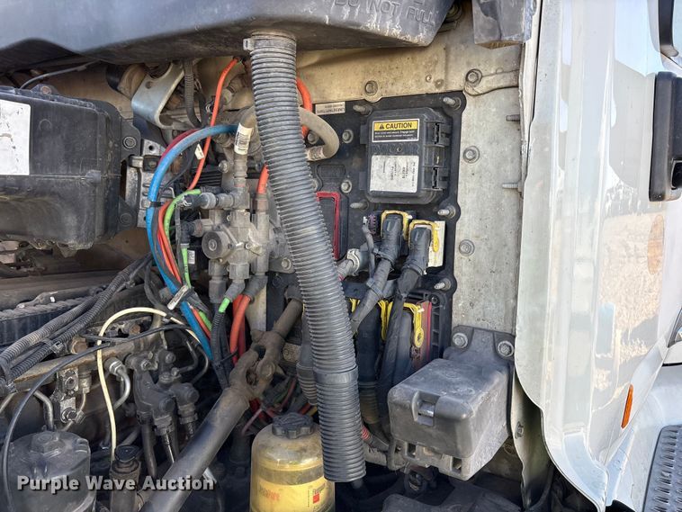 image for item YA1916 2019 Peterbilt 579 semi truck