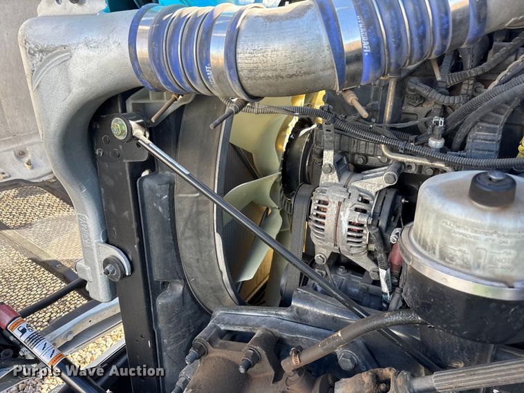 image for item YA1916 2019 Peterbilt 579 semi truck