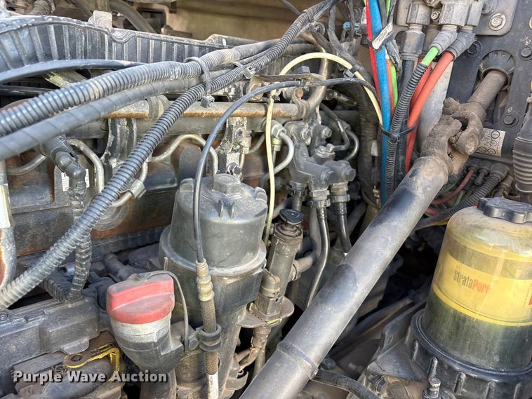 image for item YA1916 2019 Peterbilt 579 semi truck