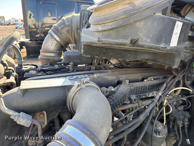 image for item YA1916 2019 Peterbilt 579 semi truck