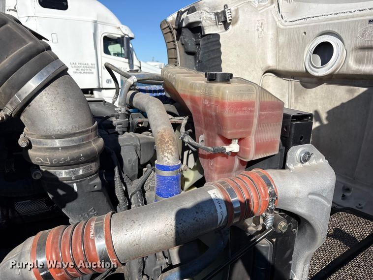 image for item YA1916 2019 Peterbilt 579 semi truck
