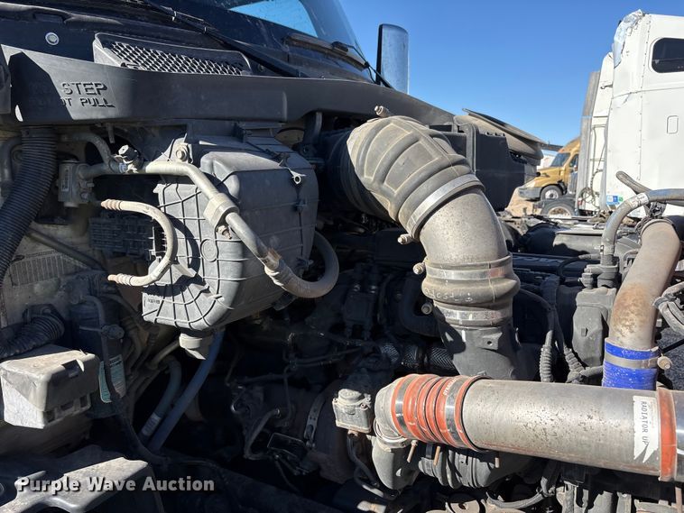 image for item YA1916 2019 Peterbilt 579 semi truck