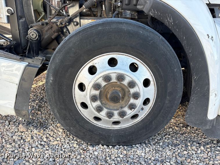image for item YA1916 2019 Peterbilt 579 semi truck